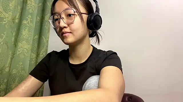 LinaClous online show from 12-14-25, 01:27