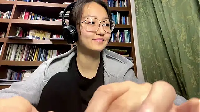 LinaClous online show from 12-15-25, 01:37