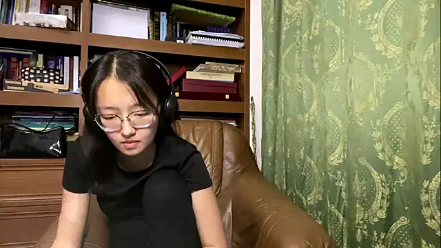 Snapshot of LinaClous chatting on 01-05-26, 05:27 LinaClous online show from 01-05-26, 05:27