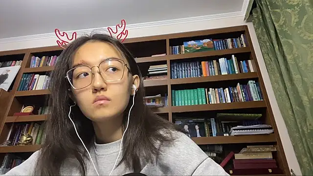 Snapshot of LinaClous chatting on 01-12-26, 04:01 LinaClous online show from 01-12-26, 04:01