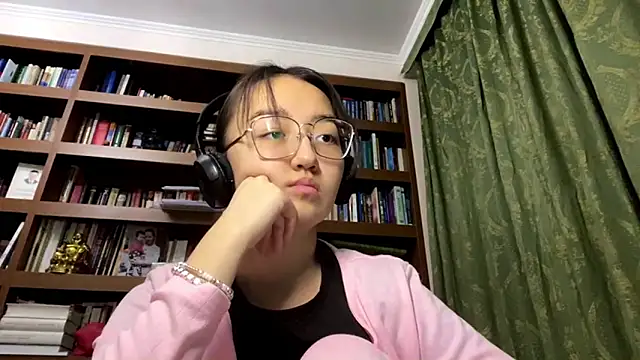 Snapshot of LinaClous chatting on 01-14-26, 03:06 LinaClous online show from 01-14-26, 03:06