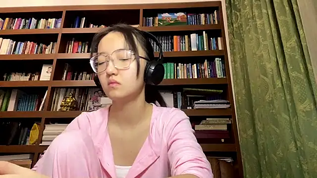 Snapshot of LinaClous chatting on 01-18-26, 04:11 LinaClous online show from 01-18-26, 04:11