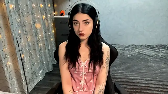 Snapshot of Meowluly chatting on 12-04-25, 09:45 Meowluly online show from 12-04-25, 09:45