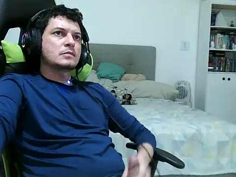 Snapshot of Fussador chatting on 11-27-25, 02:35 Fussador online show from 11-27-25, 02:35