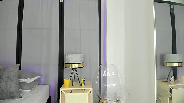 niicole steele  online show from 04-25-26, 08:06