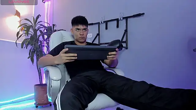 Snapshot of Paul_27_ chatting on 11-26-25, 03:40 Paul 27 online show from 11-26-25, 03:40