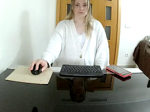 Snapshot of Adelyxveex chatting on 11-29-25, 11:19 Adelyxveex online show from 11-29-25, 11:19