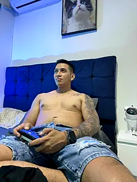 Snapshot of OliverWest04 chatting on 12-01-25, 06:29 OliverWest04 online show from 12-01-25, 06:29