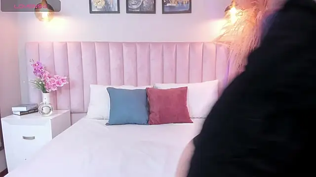 Snapshot of Vera_Gold_ chatting on 12-04-25, 03:38 Vera Gold online show from 12-04-25, 03:38