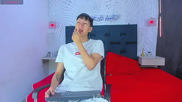 Snapshot of sammysex- chatting on 12-14-25, 12:21 sammysex- online show from 12-14-25, 12:21