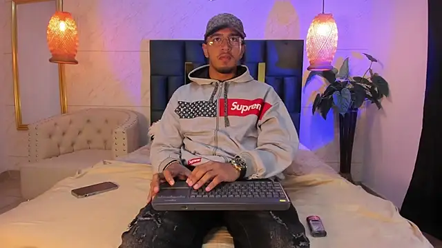 Snapshot of Brand_Collins chatting on 11-26-25, 01:01 Brand Collins online show from 11-26-25, 01:01