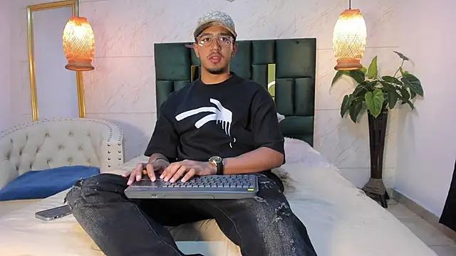 Snapshot of Brand_Collins chatting on 11-28-25, 11:35 Brand Collins online show from 11-28-25, 11:35