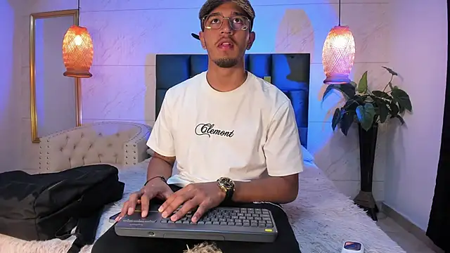 Snapshot of Brand_Collins chatting on 11-29-25, 10:18 Brand Collins online show from 11-29-25, 10:18