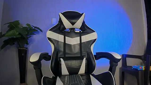 Snapshot of Brand_Collins chatting on 12-17-25, 08:26 Brand Collins online show from 12-17-25, 08:26