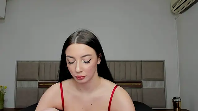 Snapshot of SaraElisse chatting on 12-14-25, 10:36 SaraElisse online show from 12-14-25, 10:36