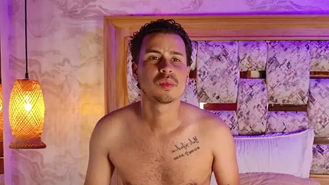 Snapshot of aron_emily_23 chatting on 12-13-25, 07:53 aron emily 23 online show from 12-13-25, 07:53