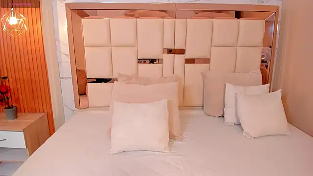 samantha quinnn online show from 04-22-26, 04:37