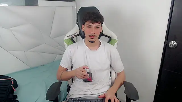 Snapshot of Yankeee_ chatting on 11-28-25, 03:42 Yankeee online show from 11-28-25, 03:42