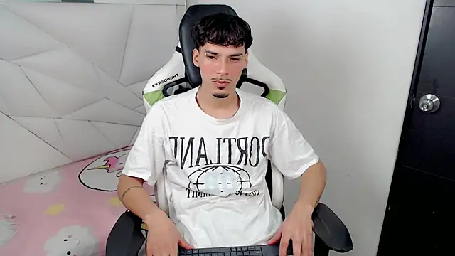 Snapshot of Yankeee_ chatting on 11-29-25, 03:53 Yankeee online show from 11-29-25, 03:53