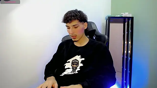 Snapshot of Yankeee_ chatting on 11-30-25, 05:00 Yankeee online show from 11-30-25, 05:00