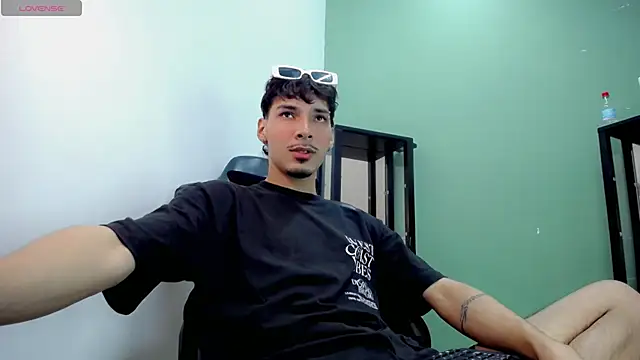 Snapshot of Yankeee_ chatting on 12-01-25, 03:33 Yankeee online show from 12-01-25, 03:33