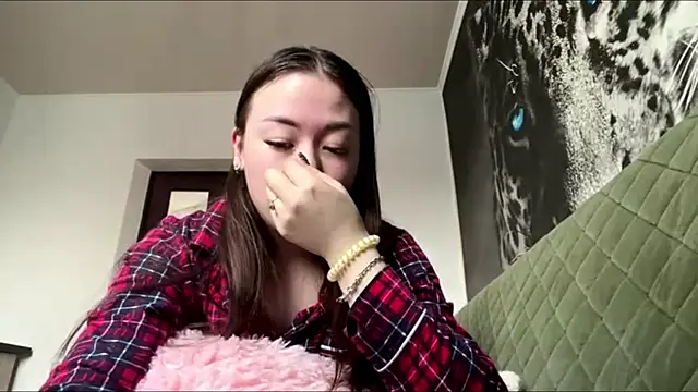 Snapshot of CurietHana1 chatting on 12-17-25, 04:18 CurietHana1 online show from 12-17-25, 04:18