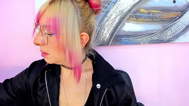 Snapshot of samanta-fox chatting on 12-05-25, 05:31 samanta-fox online show from 12-05-25, 05:31