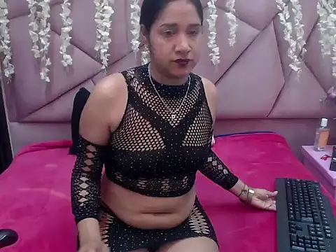 Snapshot of seleneRose69 chatting on 12-14-25, 01:55 seleneRose69 online show from 12-14-25, 01:55