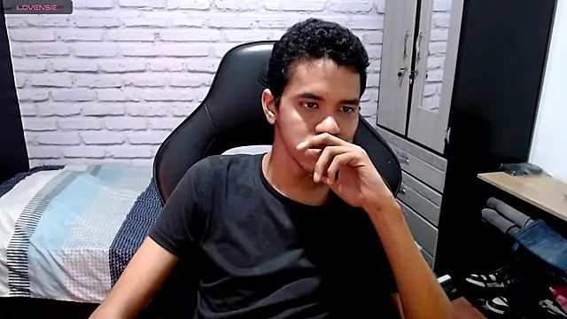 Snapshot of not4work chatting on 03-15-26, 02:39 not4work online show from 03-15-26, 02:39