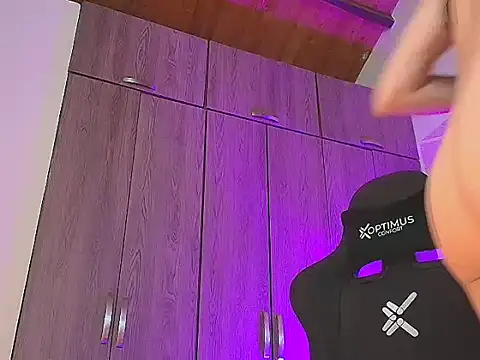 Snapshot of Doll_Dollys_ chatting on 12-05-25, 01:36 Doll Dollys online show from 12-05-25, 01:36