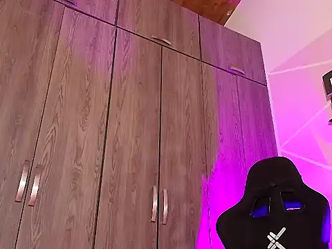 Snapshot of Doll_Dollys_ chatting on 12-14-25, 03:34 Doll Dollys online show from 12-14-25, 03:34