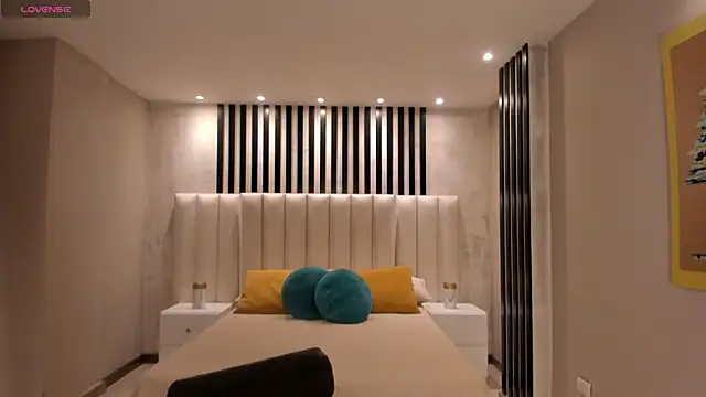 Snapshot of RossiRivers chatting on 12-18-25, 11:27 RossiRivers online show from 12-18-25, 11:27