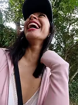 Snapshot of Ounla_Sweet chatting on 05-06-26, 12:21 Ounla Sweet online show from 05-06-26, 12:21