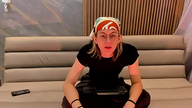 Snapshot of Lior_Evan chatting on 12-04-25, 11:30 Lior Evan online show from 12-04-25, 11:30