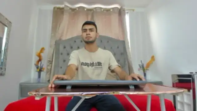 Snapshot of WillSainz chatting on 12-18-25, 12:33 WillSainz online show from 12-18-25, 12:33