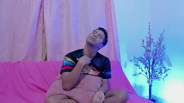 Snapshot of Peter_boys_1 chatting on 12-01-25, 05:12 Peter boys 1 online show from 12-01-25, 05:12