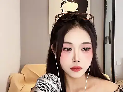 Snapshot of REne-0925 chatting on 12-17-25, 08:31 REne-0925 online show from 12-17-25, 08:31