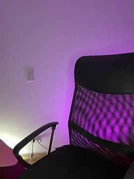 Snapshot of Julieta-8 chatting on 11-30-25, 12:58 Julieta-8 online show from 11-30-25, 12:58