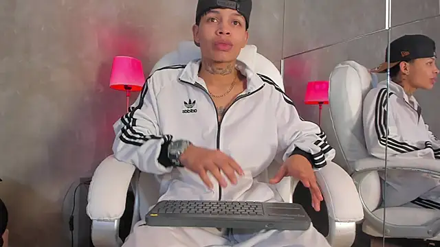 Snapshot of Renzo_Dogan chatting on 12-02-25, 02:39 Renzo Dogan online show from 12-02-25, 02:39