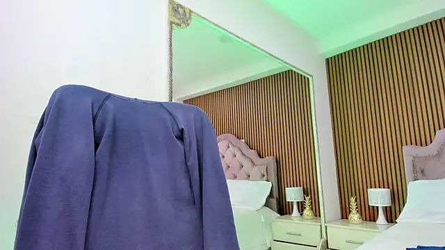 Cherrybombs  online show from 04-12-26, 01:32