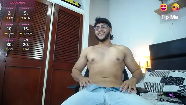 Snapshot of mike_foxxx_ chatting on 12-15-25, 01:04 mike foxxx online show from 12-15-25, 01:04