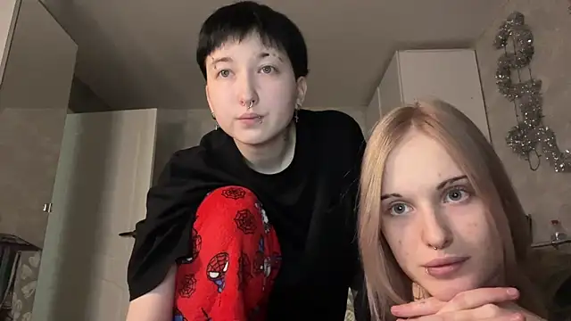 Snapshot of CelenFomes chatting on 12-22-25, 09:39 CelenFomes online show from 12-22-25, 09:39