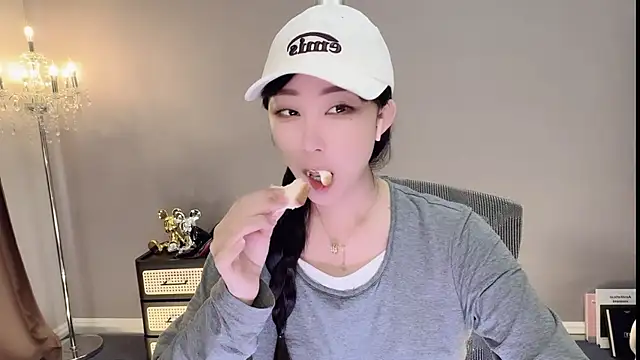 Snapshot of Miahave chatting on 12-18-25, 01:33 Miahave online show from 12-18-25, 01:33