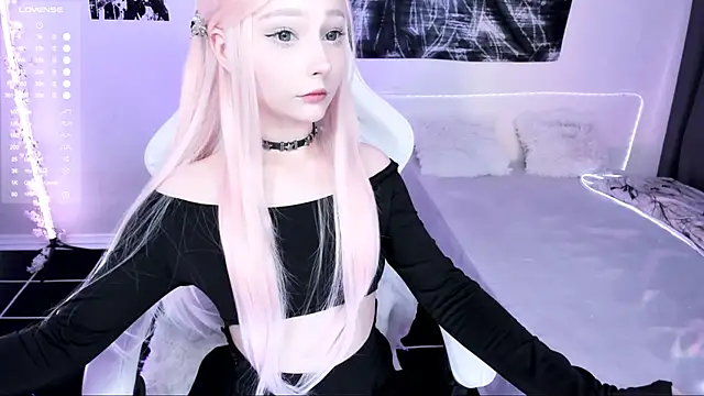 Snapshot of lyric4 chatting on 12-17-25, 05:35 lyric4 online show from 12-17-25, 05:35