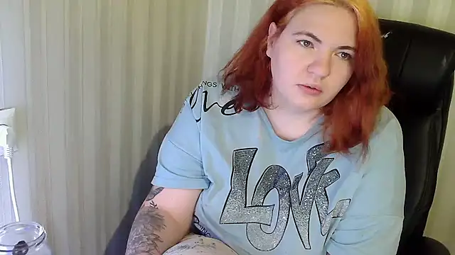 Snapshot of LisaLeon chatting on 12-04-25, 01:42 LisaLeon online show from 12-04-25, 01:42