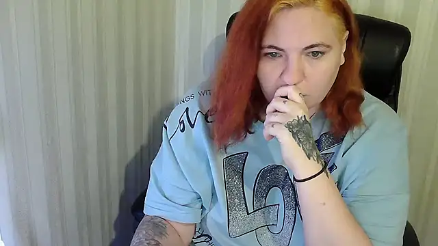 Snapshot of LisaLeon chatting on 12-05-25, 06:00 LisaLeon online show from 12-05-25, 06:00