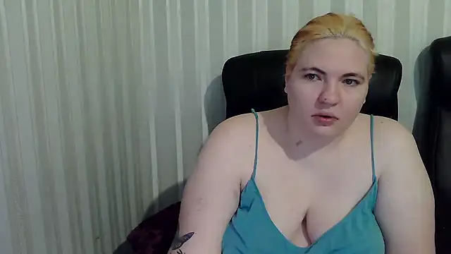 Snapshot of LisaLeon chatting on 12-14-25, 09:47 LisaLeon online show from 12-14-25, 09:47