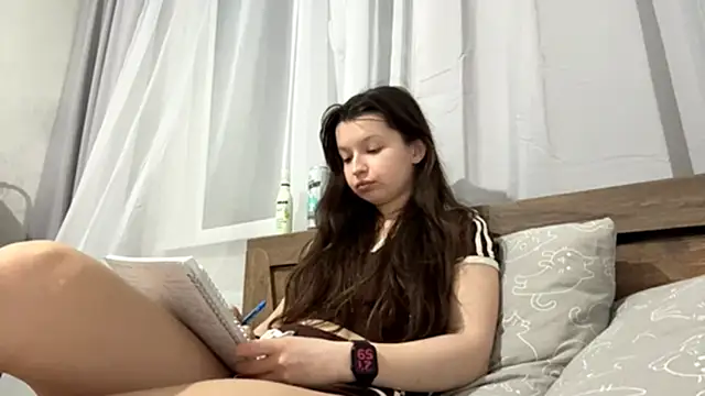 Snapshot of EllieBerrie chatting on 12-04-25, 04:59 EllieBerrie online show from 12-04-25, 04:59