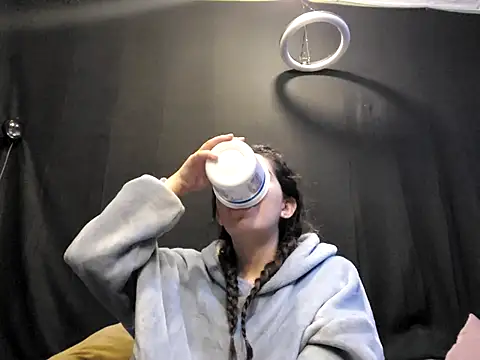 Snapshot of NatyMia chatting on 12-15-25, 05:34 NatyMia online show from 12-15-25, 05:34