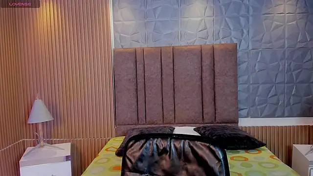 TiffanyHoustton online show from 04-07-26, 12:16